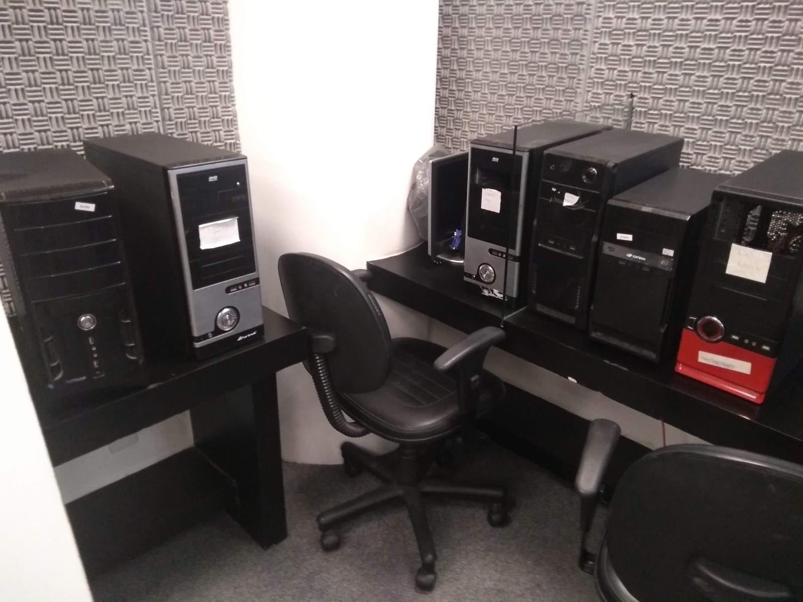 Registro real de computadores no ambiente de trabalho técnico.