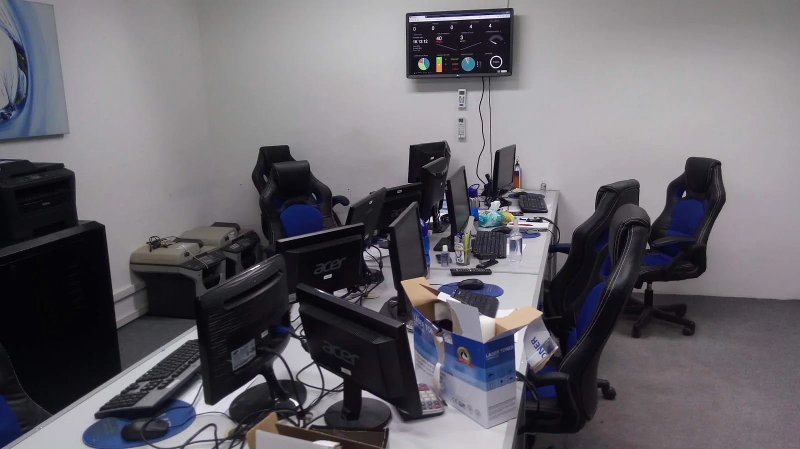 Centralização das solicitações de suporte com painel em tempo real em um monitor compartilhado, permitindo à equipe técnica acompanhar o andamento dos chamados.