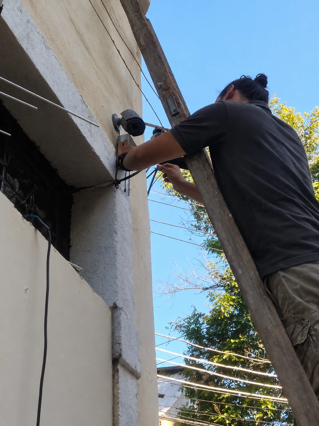 Registro durante a instalação de uma câmera pelo responsável técnico.