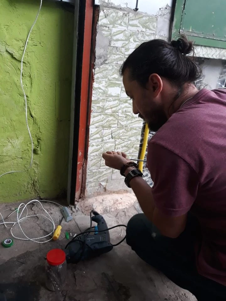 Registro do responsável técnico instalando um sensor magnético em portão automático.