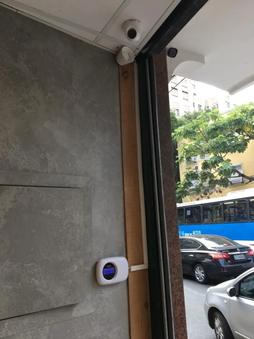Instalação de câmera, sirene e teclado de alarme na entrada da mesma loja Megamatte, como parte do projeto de segurança eletrônica.