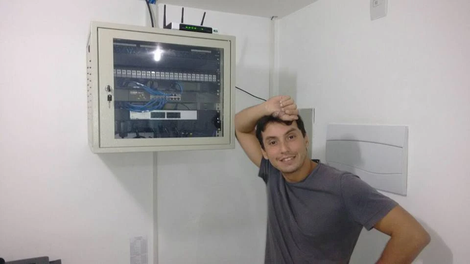Registro de trabalho realizado com montagem do rack de parede e organização dos equipamentos e cabos de rede.