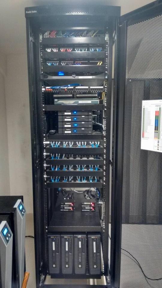 Registro real de equipamentos e conexões organizados em rack.
